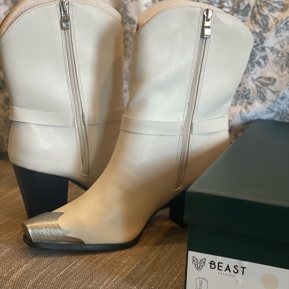 NWT WHITE COWBOY BOOTS